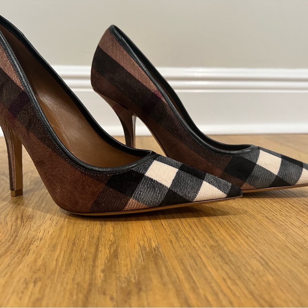 Burberry Pumps Originally $ 750